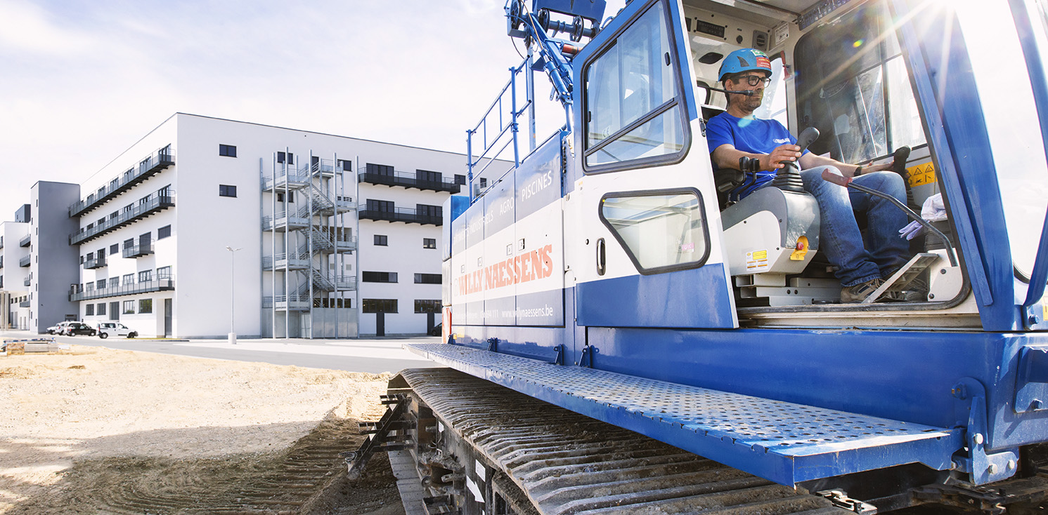 Un homme travaillant avec de la machinerie lourde